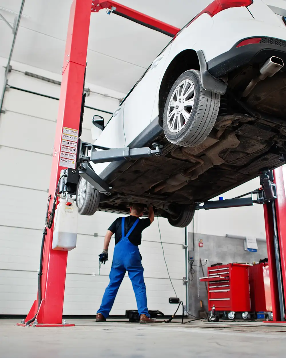 Mechaniker in Uniform bei der Arbeit im Autoservice.